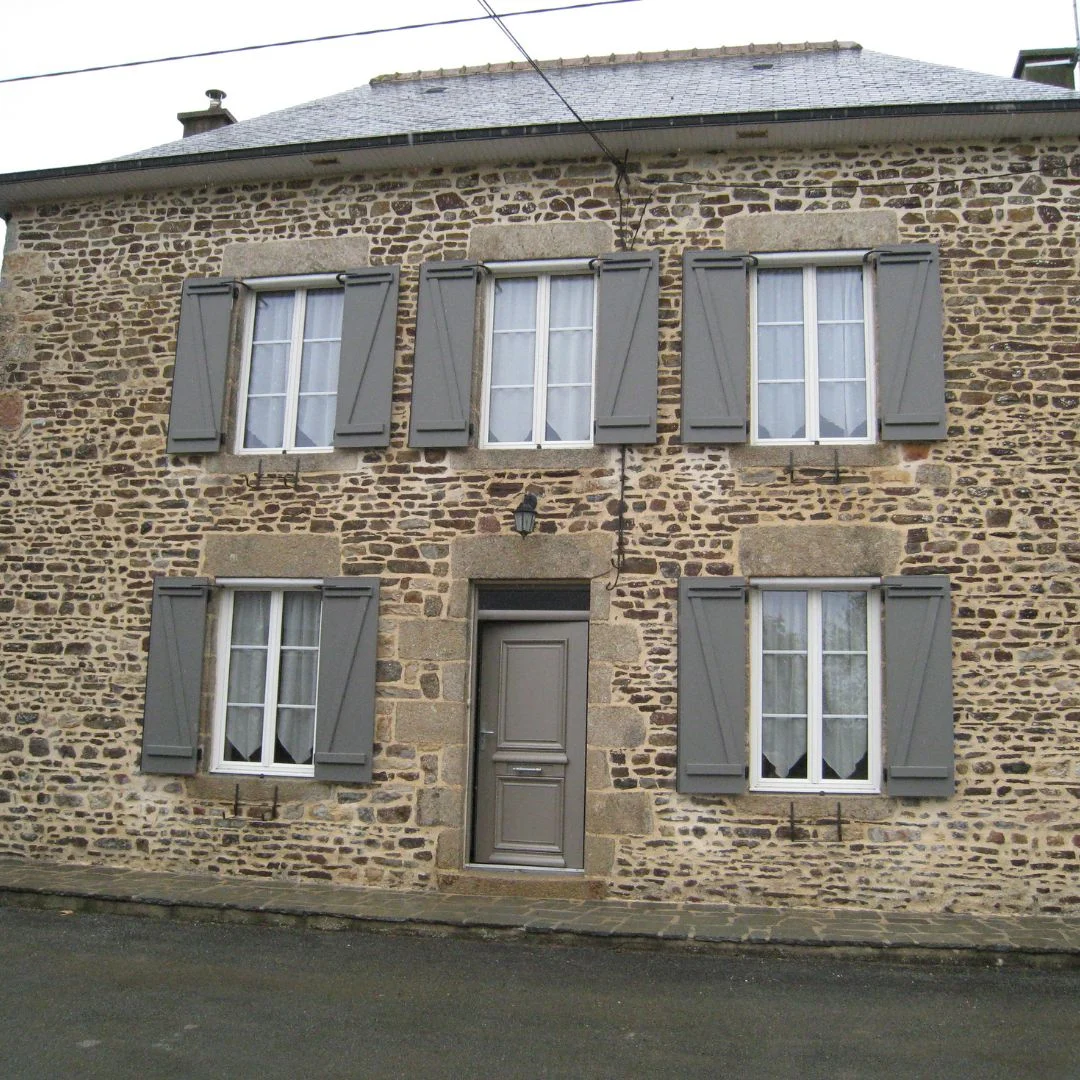 Fenêtre blanche et volet battant motorisé gris clair