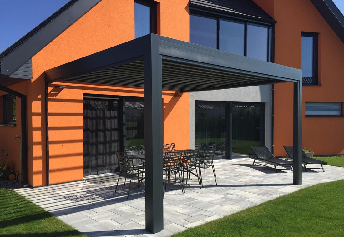 Pergola adoss&eacute;e ou autoport&eacute;e : comment choisir ?