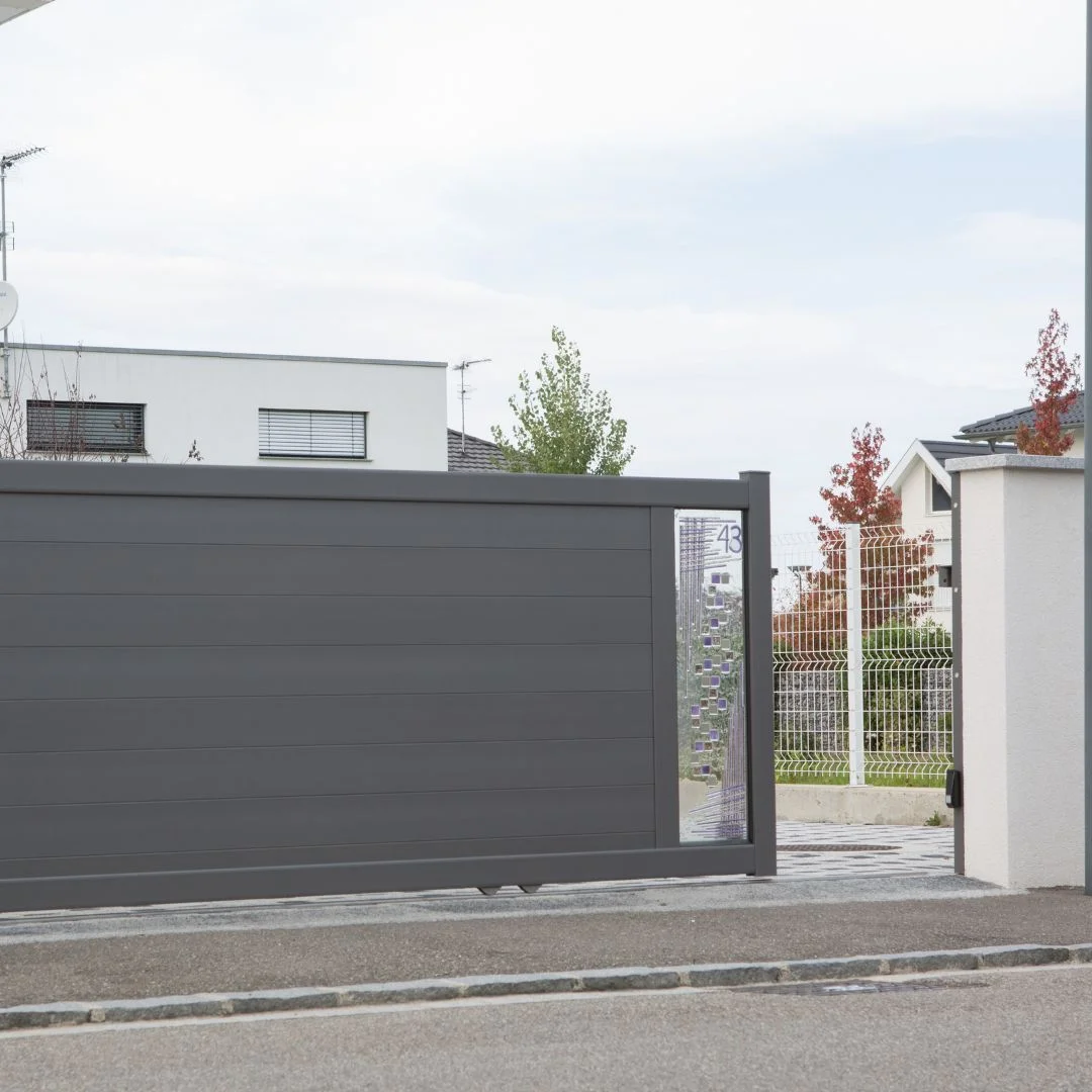 Portail coulissant avec décor vitré