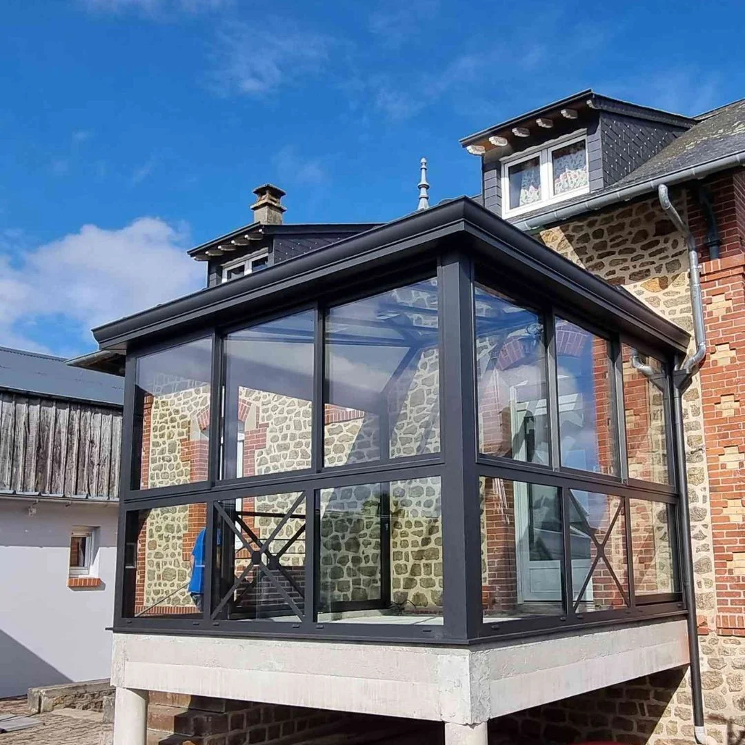 Véranda vitrée avec soubassement