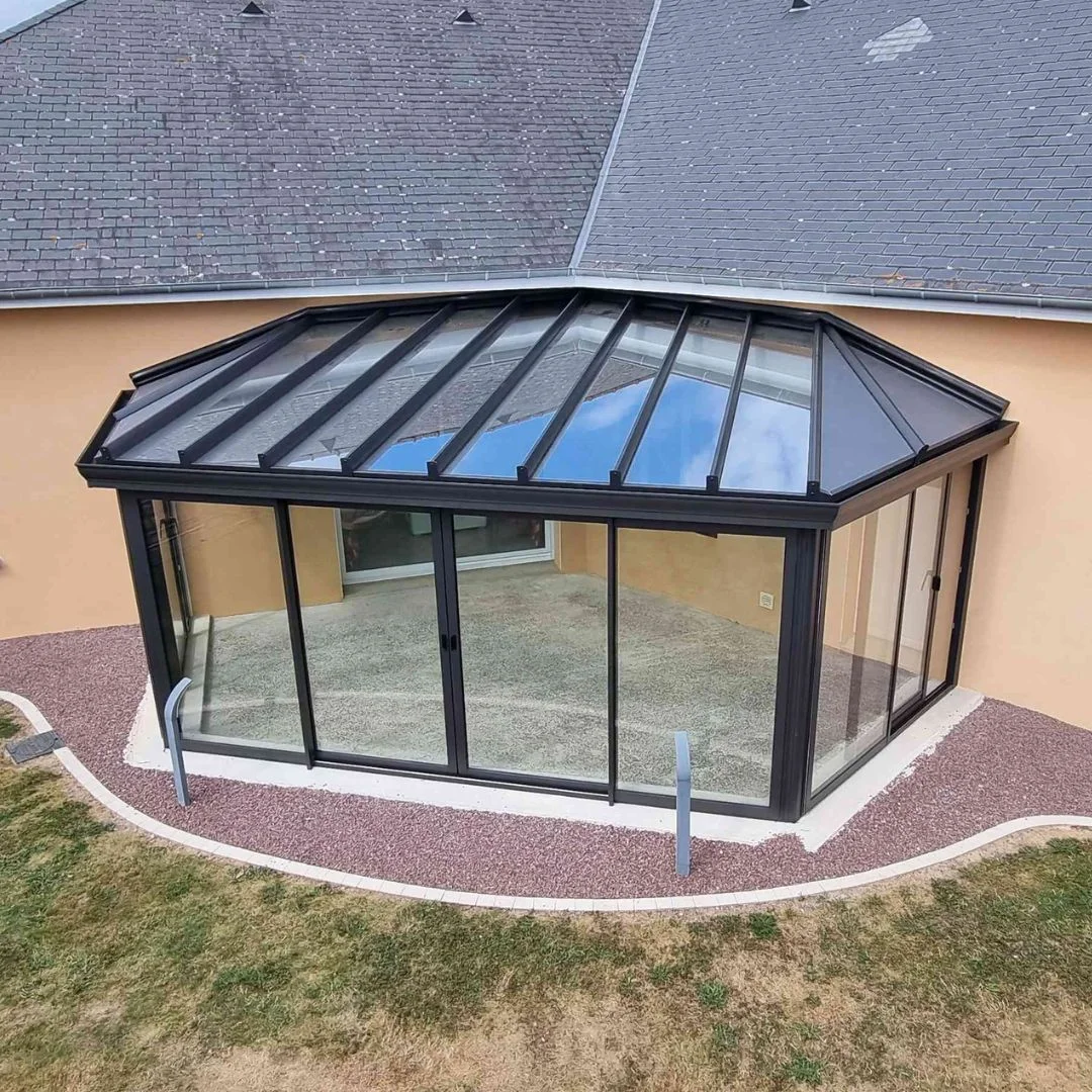 Véranda avec toiture vitrée